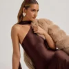 Shaya asymmetrische midi-jurk met sjaaldetail in chocoladebruin