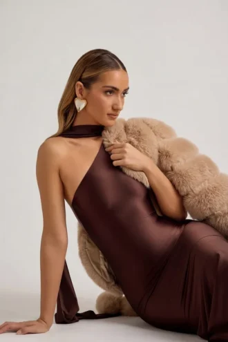 Shaya asymmetrische midi-jurk met sjaaldetail in chocoladebruin