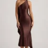Shaya asymmetrische midi-jurk met sjaaldetail in chocoladebruin