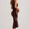 Shaya asymmetrische midi-jurk met sjaaldetail in chocoladebruin