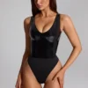Siana glanzende vinyl body met diepe halslijn in zwart