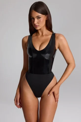 Siana glanzende vinyl body met diepe halslijn in zwart