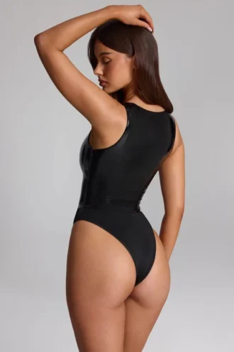 Siana glanzende vinyl body met diepe halslijn in zwart