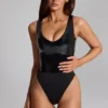 Siana glanzende vinyl body met diepe halslijn in zwart