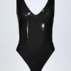 Siana glanzende vinyl body met diepe halslijn in zwart