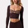 Soft Active Crop Top met gedraaide voorkant in Espresso