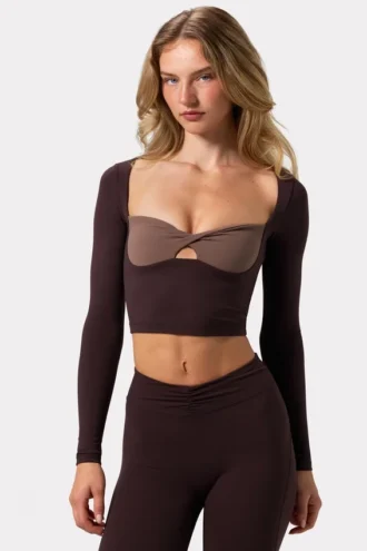 Soft Active Crop Top met gedraaide voorkant in Espresso