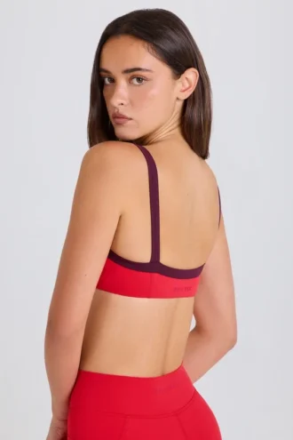 Soft Active sportbeha met contrasterende rand in aardbeirood