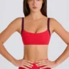 Soft Active sportbeha met contrasterende rand in aardbeirood