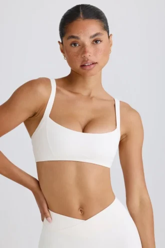 Soft Active sportbeha met contrasterende rand in wit