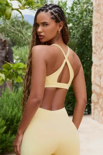 Soft Active sportbeha met gekruiste bandjes in Lemon