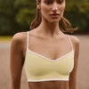 Soft Active sportbeha met hartvormige halslijn en contrasterende details in zachtgeel