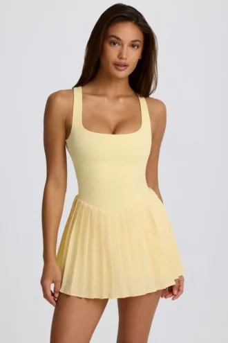 Soft Active tennisjurk met open rug en plooien in Lemon