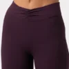 Soft Active uitlopende broek met ruches in Plum