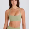 Sportbeha met ronde hals en halternek in Matcha