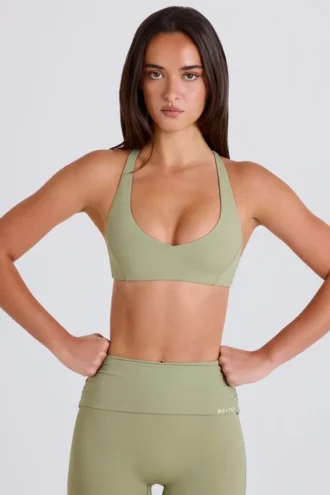 Sportbeha met V-hals en gekruiste bandjes in Matcha