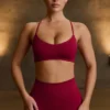 Super Sculpt naadloze sportbeha met gekruiste bandjes in bordeauxrood