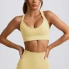 Super Sculpt naadloze sportbeha met gekruiste bandjes in botergeel