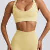 Super Sculpt naadloze sportbeha met gekruiste bandjes in botergeel