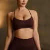 Super Sculpt naadloze sportbeha met gekruiste bandjes in Chocolate