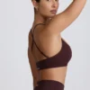 Super Sculpt naadloze sportbeha met gekruiste bandjes in Chocolate