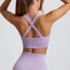 Super Sculpt naadloze sportbeha met gekruiste bandjes in zacht lila