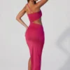 Suvi asymmetrische maxi-jurk met gerimpelde uitsnijding in fuchsia