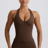 Tanktop met halternek en open rug in pecannoot gemêleerd