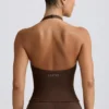 Tanktop met halternek en open rug in pecannoot gemêleerd