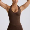 Tanktop met halternek en open rug in pecannoot gemêleerd