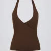 Tanktop met halternek en open rug in pecannoot gemêleerd