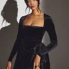 Tera fluwelen mini-corsetjurk met lange mouwen in gitzwart