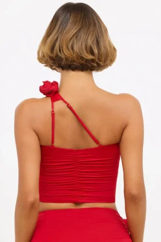 Tesia Slinky Jersey Rose Detail Asymmetrische Top in Scharlakenrood