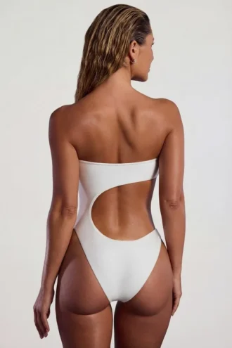 Tulum bandeau-badpak met uitsnijdingen en kralenversiering in ivoor