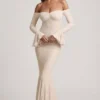 Verena off-shoulder maxi-jurk met ruches en kant in ivoor