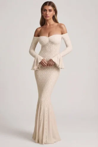 Verena off-shoulder maxi-jurk met ruches en kant in ivoor