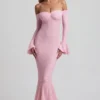 Verena off-shoulder maxijurk met ruches en kant in zachtroze
