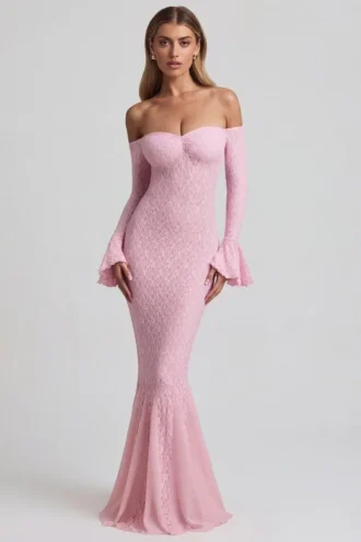 Verena off-shoulder maxijurk met ruches en kant in zachtroze