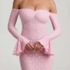 Verena off-shoulder maxijurk met ruches en kant in zachtroze