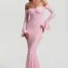 Verena off-shoulder maxijurk met ruches en kant in zachtroze