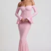 Verena off-shoulder maxijurk met ruches en kant in zachtroze