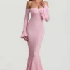 Verena off-shoulder maxijurk met ruches en kant in zachtroze