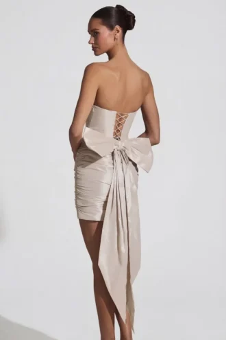 Viviana satijnen strapless minijurk met strikdetail in ivoor