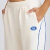 Witte joggingbroek met rechte pijpen en middelhoge taille