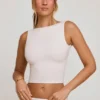 Wren crop top met hoge hals en open rug in wit