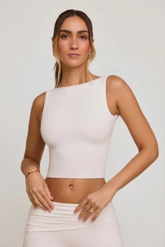 Wren crop top met hoge hals en open rug in wit