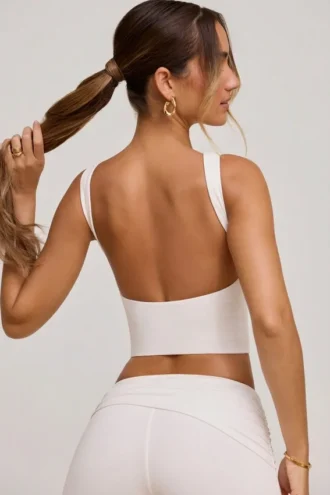 Wren crop top met hoge hals en open rug in wit