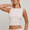 Wren crop top met hoge hals en open rug in wit