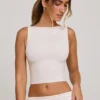 Wren crop top met hoge hals en open rug in wit