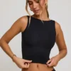 Wren crop top met hoge hals en open rug in zwart